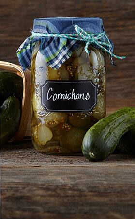 Mettre des cornichons en conserve