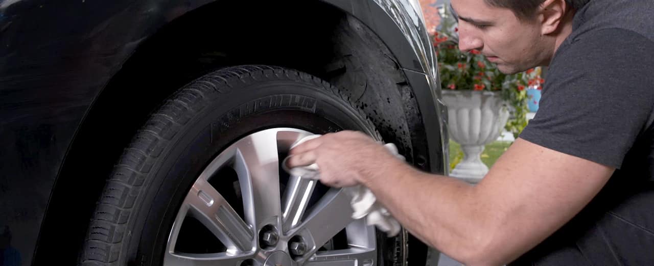 How to clean wheels and tires Banner