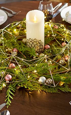 How to create a golden candle and wreath centerpiece