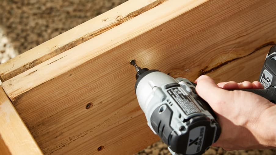 how to use an impact driver 904x509 step 4 01