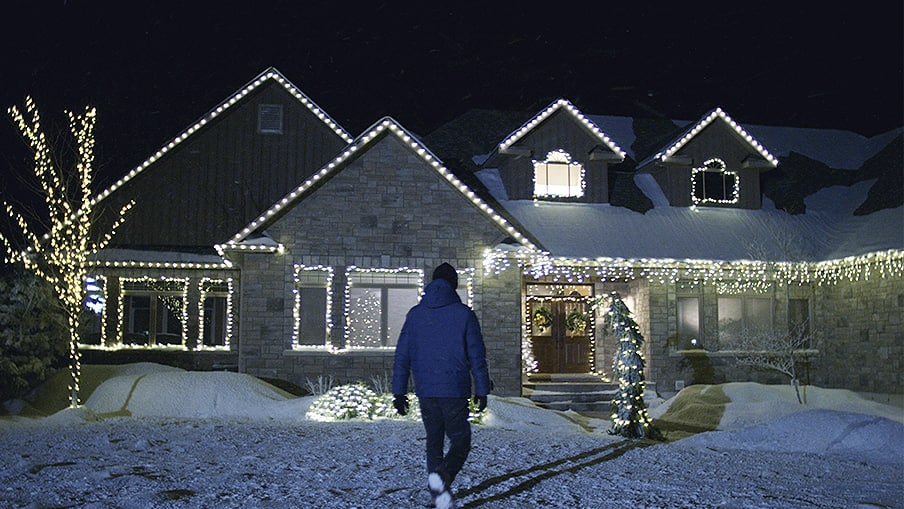 Install outdoor christmas lights 904x509-step-01