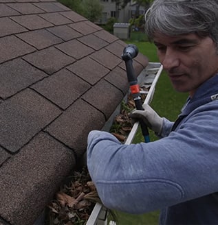 How to clean the gutters