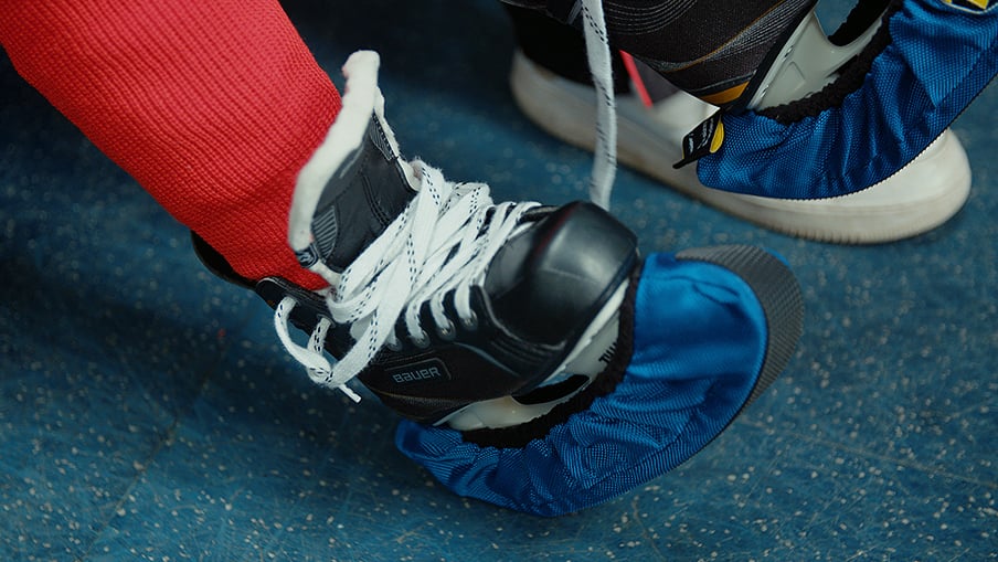 Gros plan sur les pieds d'un enfant portant ses patins de hockey