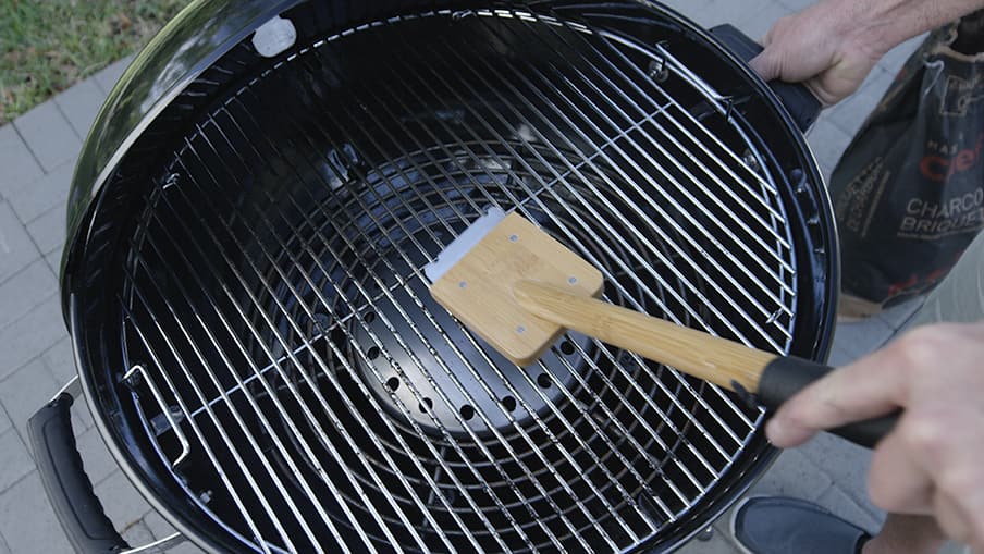 How to use a charcoal grill Step1
