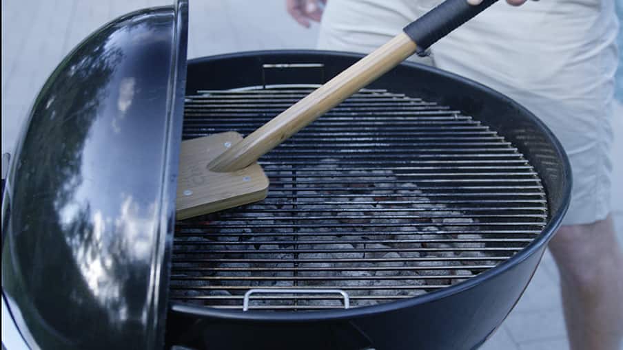 How to use a charcoal grill Step7