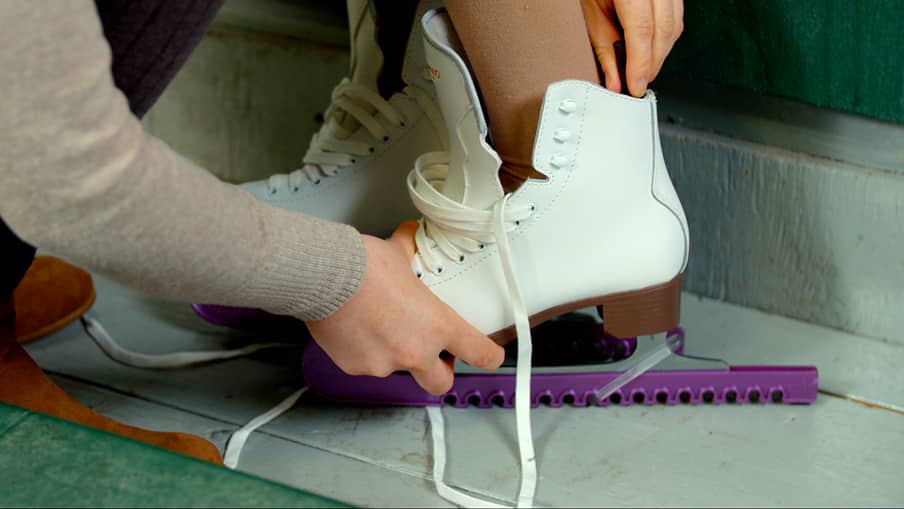Sports fit figure skates step 05