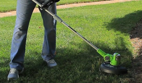 ct-howto-2016-Outdoor-ChooseaGrassTrimmer-543x321-Step3-01