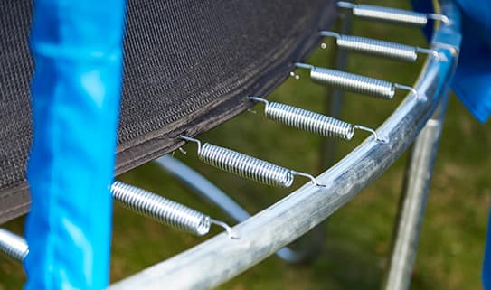 Un gros plan du bord d’une trampoline dotée de ressorts