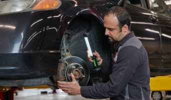 Un homme réparant des freins avec des outils