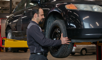 Un homme changeant le pneu d'une voiture