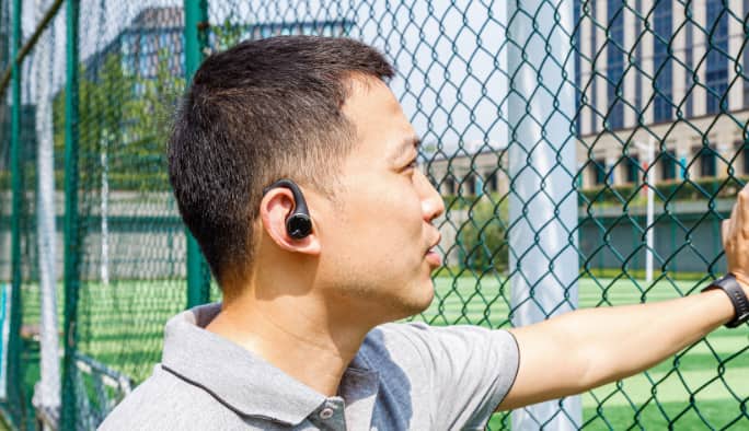 Un homme porte des écouteurs-boutons vraiment sans fil sport Bluehive BluePods à l’extérieur