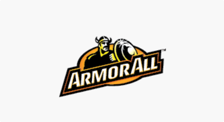 Le logo Armor All : Un dessin animé Viking dans un casque à cornes tenant un bouclier au sommet d'un mot-symbole « Armor All » blanc.
