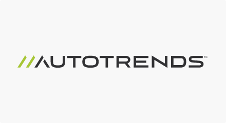 Le logo AutoTrends : Deux barres obliques noires à gauche d'un mot-symbole « AUTOTRENDS » noir.