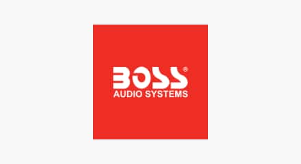 Le logo de BOSS Audio Systems : Le mot-symbole blanc « BOSS » au-dessus des mots « AUDIO SYSTEMS » en lettres blanches, dans un carré rouge.
