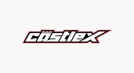Le logo de Castle X : Le mot-symbole blanc « Castle X » avec un parapet au-dessus de la lettre « a », le tout souligné en noir et orange.