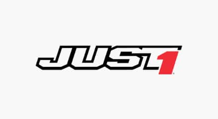 Le logo de JUST1 Racing : Le mot-symbole blanc « JUST » avec un « 1 » rouge chevauchant la lettre « T ».