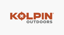 Le logo de Kolpin Outdoors : Le mot-symbole « KOLPIN » en orange avec la lettre « O » stylisée comme un réticule au-dessus du mot-symbole « OUTDOORS » en gris.
