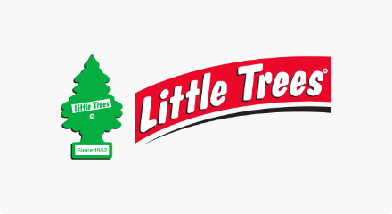 Le logo Little Trees : un assainisseur d'air vert en forme de pin à gauche d'un rectangle rouge incurvé contenant un mot-symbole « Little Trees » blanc.