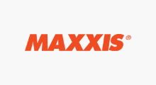 Le logo de Maxxis : Le mot-symbole « MAXXIS » en orange.