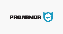 Le logo de PRO ARMOR : Le mot-symbole « PRO ARMOR » en noir à la gauche d’un casque de chevalier blanc à l’intérieur d’une forme bleue de bouclier.