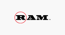 Logo des supports RAM : Le mot-symbole « RAM » en noir avec la lettre « R » à l’intérieur d’un mince cercle rouge.