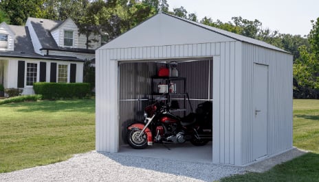 Une motocyclette est à l’intérieur d’un abri portatif d’extérieur.