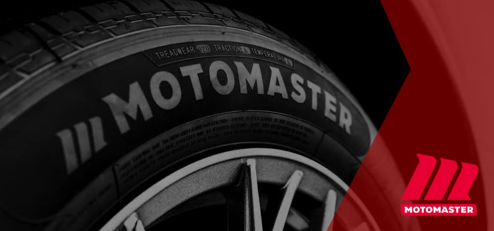 Gros plan d’un pneu portant le logo MotoMaster.