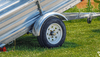 Remorque et pneus de remorque sur l’herbe