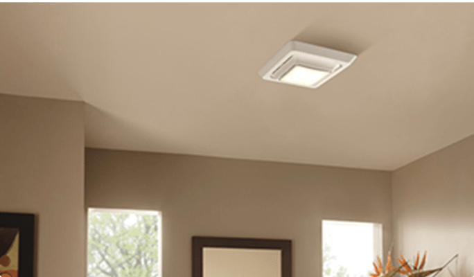 Une grille à DEL pour ventilateur de salle de bain Broan sur un plafond de salle de bain, blanc.