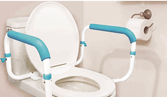 Une barre d'appui AquaSense blanche et bleue fixée à une toilette.
