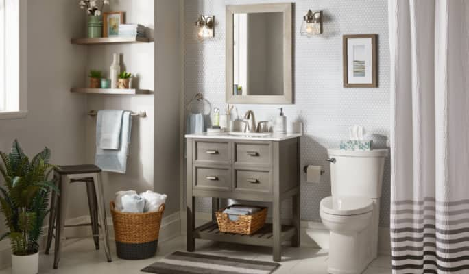 Salle de bain grise et blanche avec paniers à serviettes