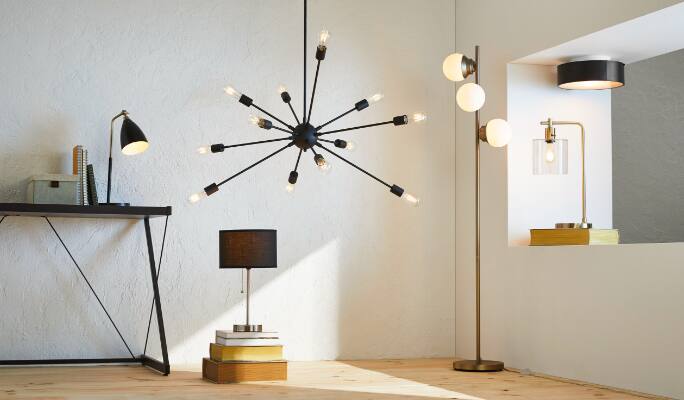 Éclairage intérieur comprenant un plafonnier, un lampadaire et des lampes de table