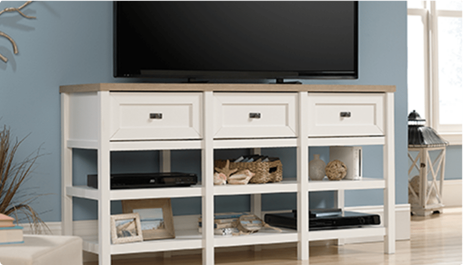 Meuble TV blanc à 3 tiroirs avec plateau en bois naturel et étagères de rangement ouvertes.