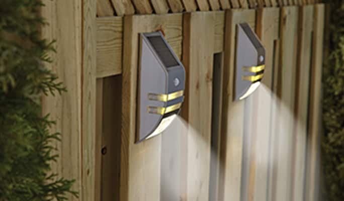 Lumières solaires pour mur et terrasse NOMA sur une clôture en bois.