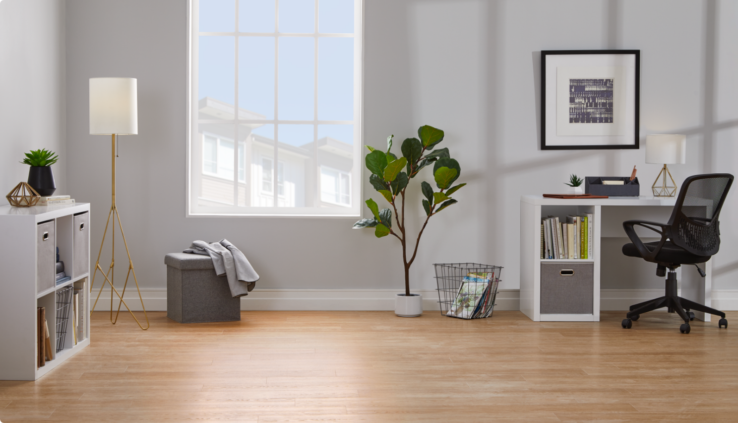 Pièce de bureau à domicile avec bureau et chaise noire, fenêtre, plante et bibliothèque 