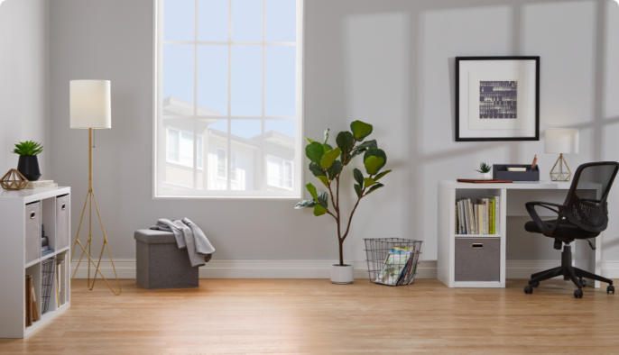 Pièce de bureau à domicile avec bureau et chaise noire, fenêtre, plante et bibliothèque 