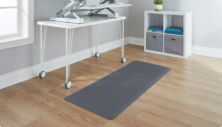 Tapis gris sur plancher de bois franc à côté d’un bureau blanc