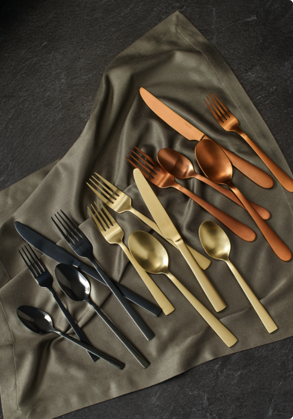Fourchettes, couteaux et cuillères en acier inoxydable aux finis attrayants. 