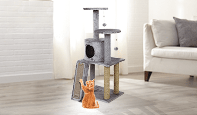 Chat jouant avec un arbre à chat Cat Craft avec griffoirs en carton. 