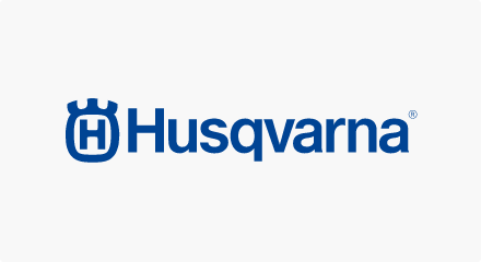 Le logo Husqvarna : Une lettre « H » bleue dans un carré arrondi avec une couronne à trois broches par-dessus à la gauche de la lettre de marque « Husqvarna ».
