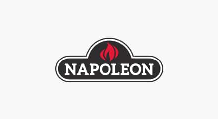 Le logo de Napoleon Grills : Un mot-symbole blanc « NAPOLEON » surmonté d'une flamme rouge stylisée à l'intérieur d'une forme noire en forme de bouclier.