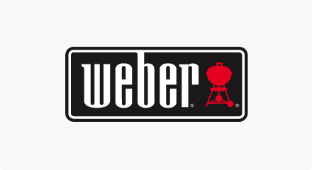 Le logo d'articles de Weber-Stephen : Un mot-symbole « Weber » blanc à gauche d'une bouilloire grillagée rouge, le tout à l'intérieur d'un rectangle noir avec une bordure blanche.