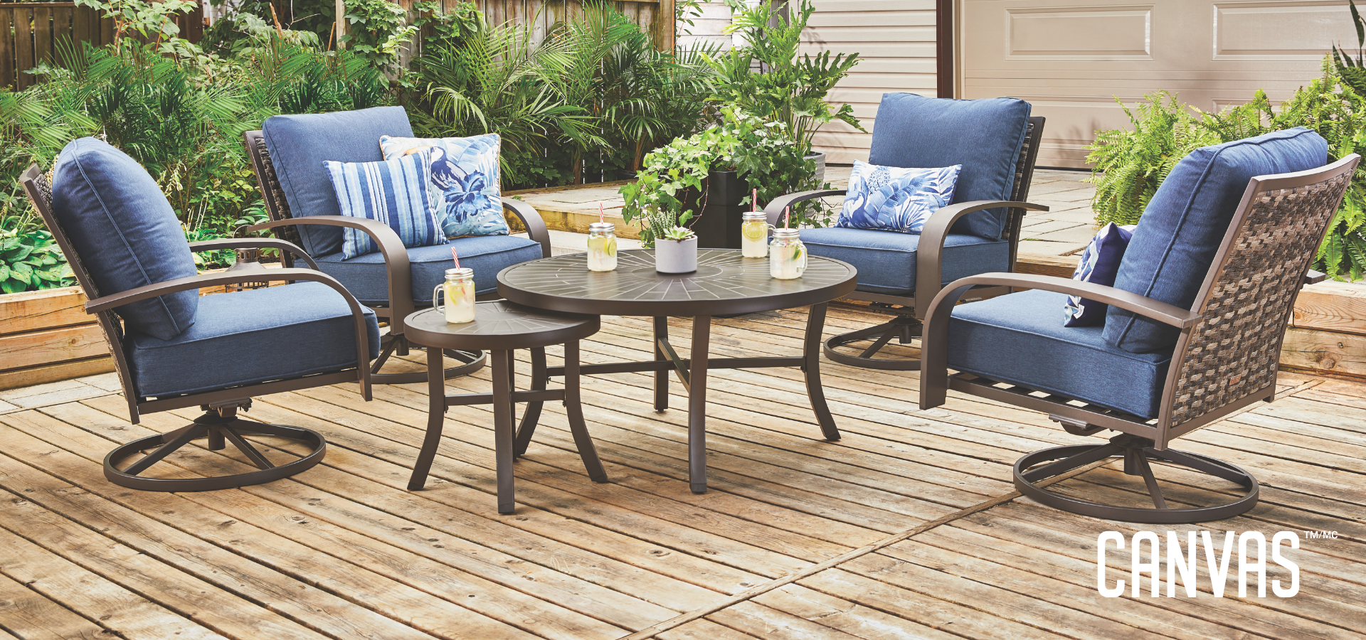 Quatre chaises de jardin avec coussins Table et table d’appoint 