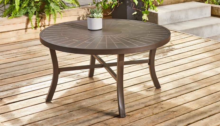 Table de jardin avec plante