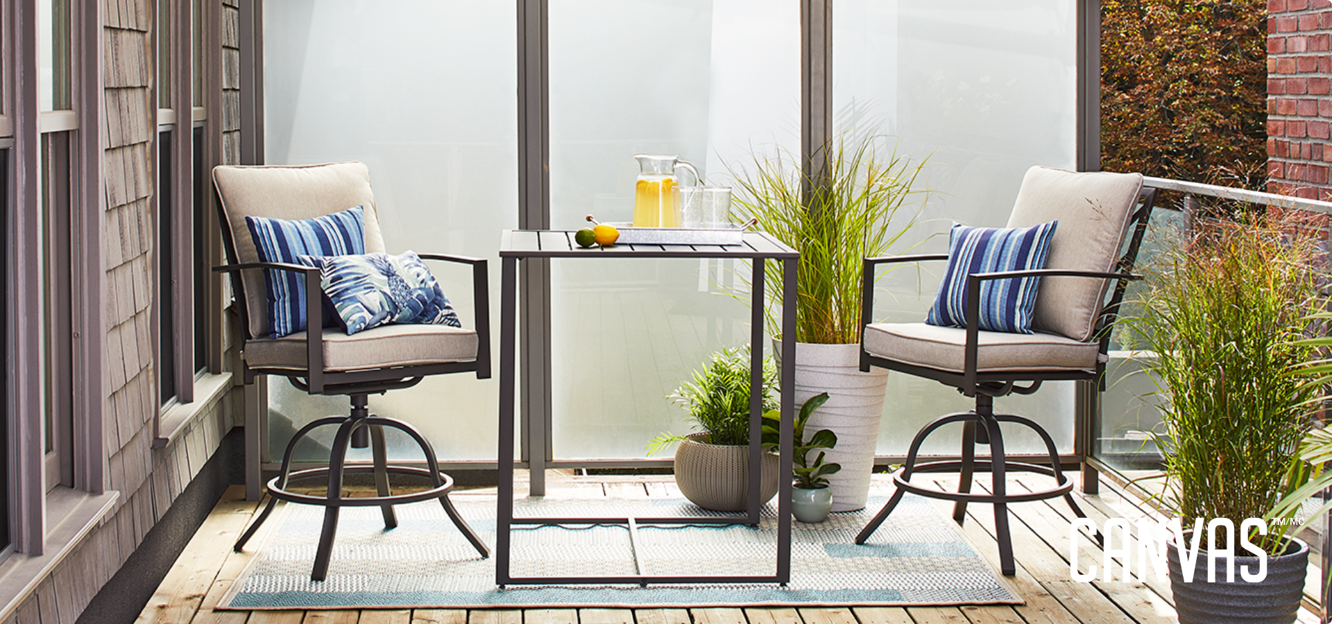 Organisez votre balcon ou petit espace extérieur avec cette collection simple et élégante avec des fauteuils pivotants et une table haute.