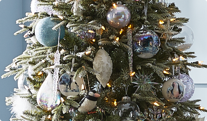 Boules et décorations d’arbres de Noël