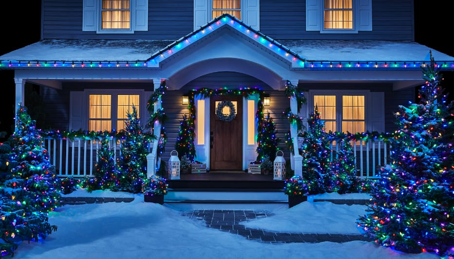 Lumières de Noël NOMA multicolores allumées sur une maison.
