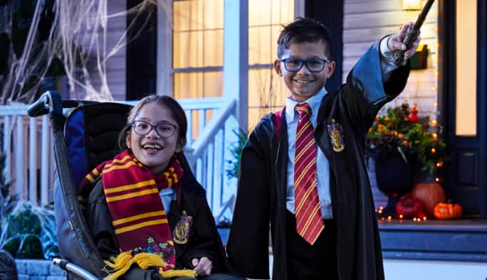 Garçon et fille déguisés en costumes Harry Potter