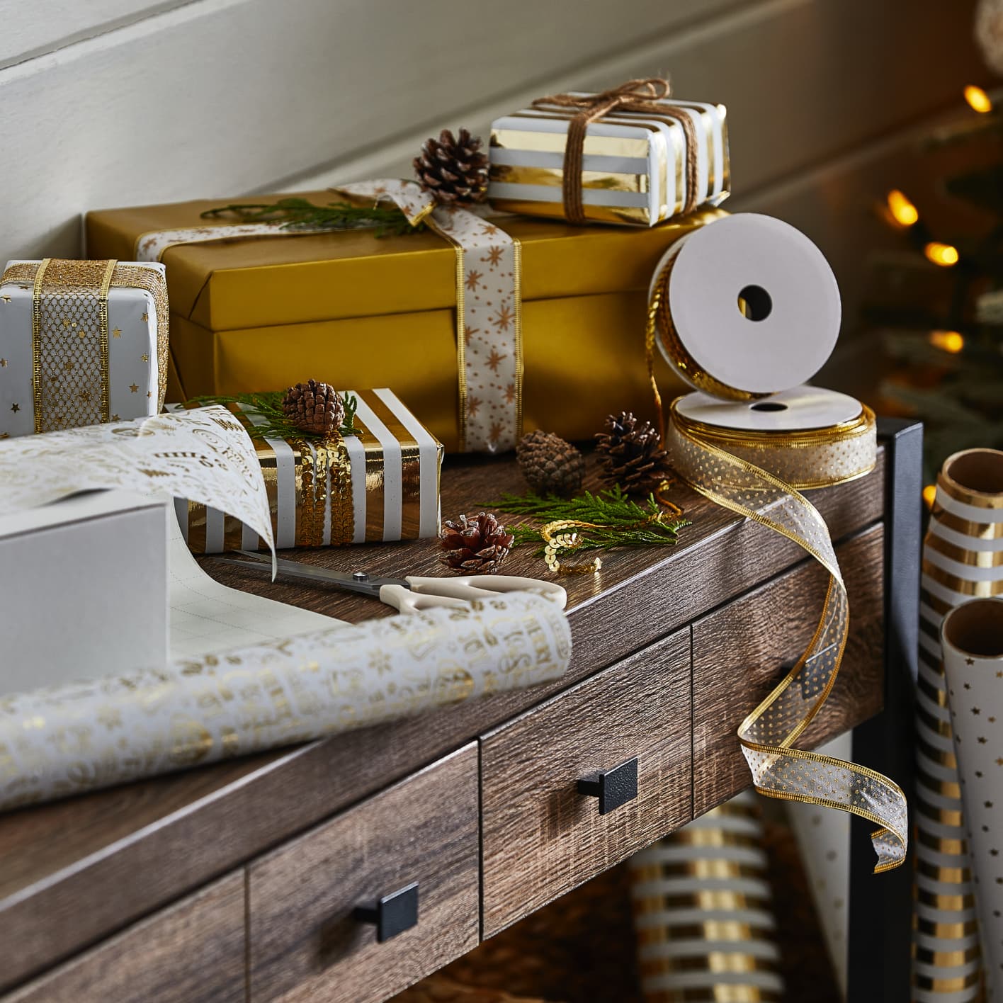 Accessoires d’emballage-cadeau dorés et blancs sur une table