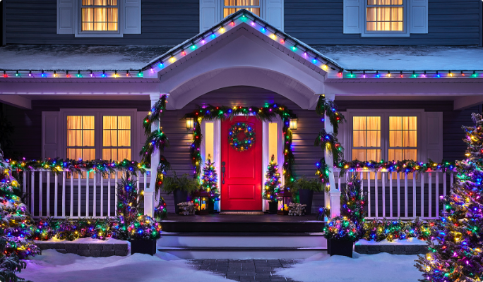 Lumières de Noël multicolores allumées sur une maison.